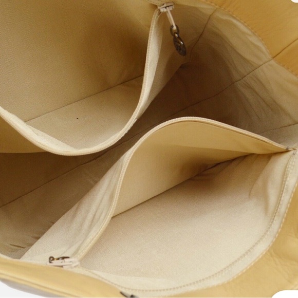 Lambskin CHANEL shoulder/tote with tortoise handles - Picture 7 of 8